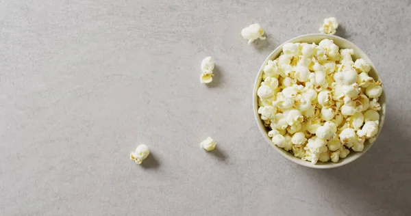 Bild Der Nahaufnahme Einer Popcorn Schachtel Auf Grauem Hintergrund Essens — Stockfoto