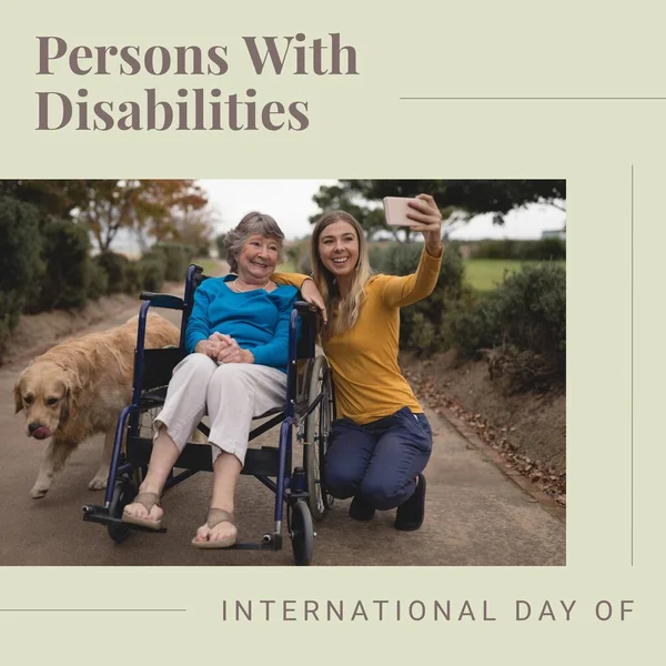 장애인 메시지를 사람들의 휠체어를 여성에 인터뷰 장애가 사람들의 디지털로 만들어 — 스톡 사진