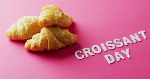 Afbeelding Van Close Van Croissants Croissant Dagtekst Roze Achtergrond Concept — Stockfoto