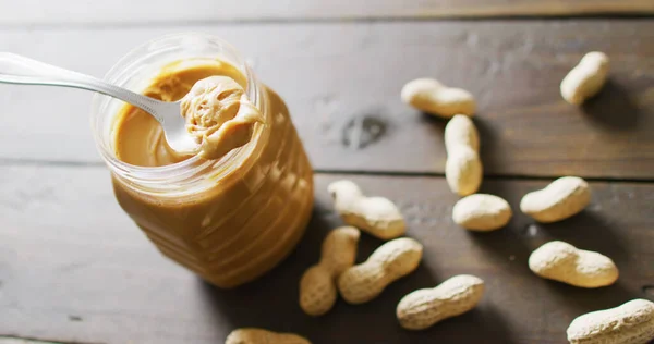 Imagem Close Manteiga Amendoim Amendoim Sobre Fundo Madeira Conceito Espaço — Fotografia de Stock