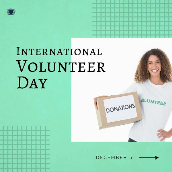 Σύνθεση Διεθνούς Εθελοντικής Ημέρας Κείμενο Και Biracial Γυναίκα Κουτί Δωρεών — Φωτογραφία Αρχείου