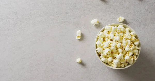 Bild Der Nahaufnahme Einer Popcorn Schachtel Auf Grauem Hintergrund Essens — Stockfoto