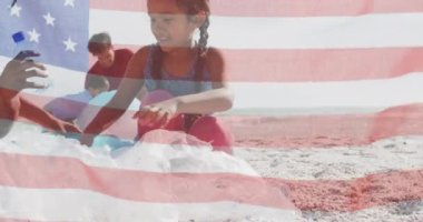 Amerika Birleşik Devletleri bayrağının deniz kenarında çocuklu melez çiftler üzerinde canlandırılması. Amerikan vatanseverliği, çeşitlilik ve gelenek konsepti dijital olarak oluşturulmuş video.