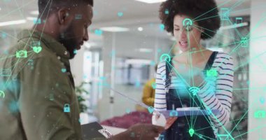 Çeşitli iş adamları üzerindeki simgelerle bağlantı ağının animasyonu. Küresel iş, finans ve dijital arayüz kavramı dijital olarak oluşturulmuş video.