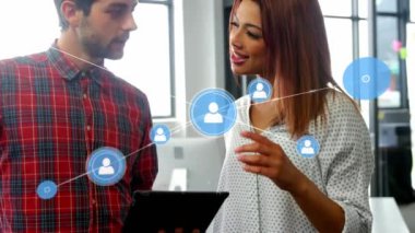 Ofisteki çeşitli iş adamlarıyla olan bağlantıların animasyonu. Küresel iş ve dijital arayüz kavramı dijital olarak oluşturulmuş video.