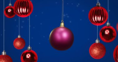 Mavi arka planda kar ve kırmızı takılarla asılı parlak mor noel süslerinin animasyonu. Noel, kış, şenlik, gelenek ve dijital olarak üretilen video konsepti.