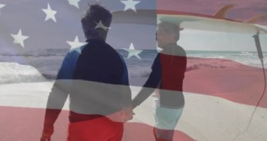 Sahilde sörf tahtası olan yaşlı çift üzerine Amerika Birleşik Devletleri bayrağı animasyonu. Amerikan vatanseverliği, çeşitlilik ve gelenek konsepti dijital olarak oluşturulmuş video.