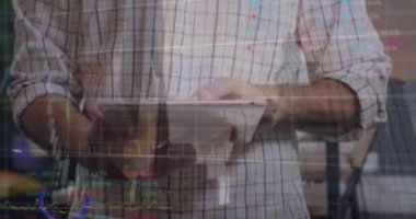 Tablet kullanan beyaz iş adamının veri işleme animasyonu. küresel iş ve dijital arayüz kavramı dijital olarak oluşturulmuş video.