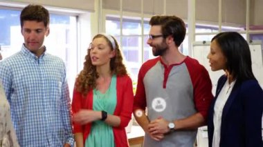 Ofisteki çeşitli iş adamlarıyla olan bağlantıların animasyonu. Küresel iş ve dijital arayüz kavramı dijital olarak oluşturulmuş video.