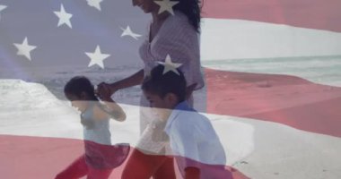 Amerika Birleşik Devletleri bayrağının deniz kenarında çocukları olan melez anneler üzerinde canlandırılması. Amerikan vatanseverliği, çeşitlilik ve gelenek konsepti dijital olarak oluşturulmuş video.