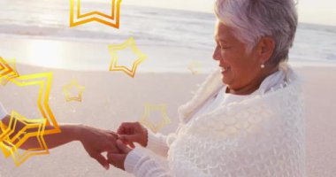 Plajdaki yaşlı çiftler üzerinde yıldız animasyonu. Noel, gelenek ve kutlama konsepti dijital olarak oluşturuldu.