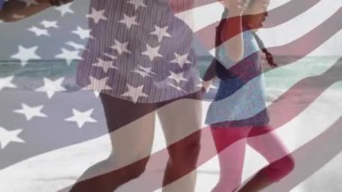 Amerika Birleşik Devletleri bayrağının animajı, plajda oğlu ve kızı olan melez bir anne yerine. Amerikan vatanseverliği, çeşitlilik ve gelenek konsepti dijital olarak oluşturulmuş video.