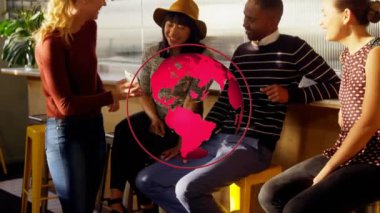 Ofisteki çeşitli iş adamları üzerinde dünyanın animasyonu. Küresel iş ve dijital arayüz kavramı dijital olarak oluşturulmuş video.