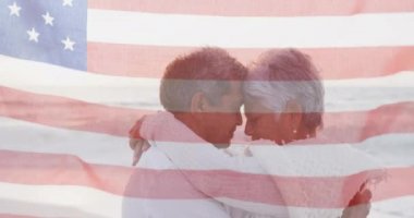 Amerika Birleşik Devletleri bayrağının sahilde kucaklaşan üst düzey melez çift üzerine canlandırılması. Amerikan vatanseverliği, çeşitlilik ve gelenek konsepti dijital olarak oluşturulmuş video.