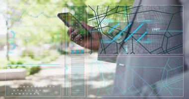 Afro-Amerikan iş adamının akıllı telefon kullanarak veri işleme animasyonu. Küresel iş, bilgisayar ve dijital arayüz kavramı dijital olarak oluşturulmuş video.