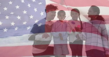 Amerika Birleşik Devletleri bayrağının deniz kenarında çocuklu melez çiftler üzerinde canlandırılması. Amerikan vatanseverliği, çeşitlilik ve gelenek konsepti dijital olarak oluşturulmuş video.
