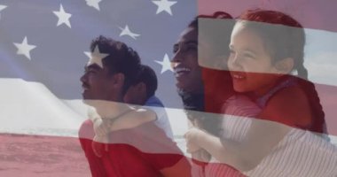 Amerika Birleşik Devletleri bayrağının çocukları sırtında taşıyan melez bir çift üzerinde canlandırılması. Amerikan vatanseverliği, çeşitlilik ve gelenek konsepti dijital olarak oluşturulmuş video.