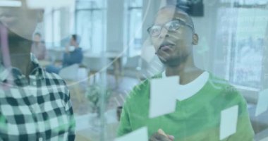 Ofisteki çeşitli iş adamları üzerinde veri işleme animasyonu. Küresel iş, bilgisayar ve dijital arayüz kavramı dijital olarak oluşturulmuş video.