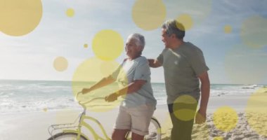 Sahildeki yaşlı çiftler üzerinde kutsal metin ve ışık lekelerinin animasyonu. Noel, gelenek ve kutlama konsepti dijital olarak oluşturuldu.