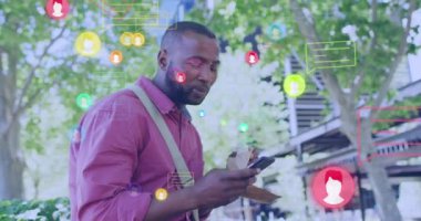 Akıllı telefon kullanan ve yemek yiyen mutlu Afro-Amerikan bir adamın sosyal medya tepkilerinin animasyonu. Sosyal medya, iletişim ve teknoloji konsepti dijital olarak oluşturulmuş video.