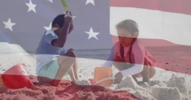 Amerika Birleşik Devletleri bayrağının animasyonu, kumsalda kumla oynayan melez erkek ve kız üzerine. Amerikan vatanseverliği, çeşitlilik ve gelenek konsepti dijital olarak oluşturulmuş video.