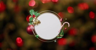 Kırmızı ve turuncu ışıkların üzerindeki boş beyaz işaretin etrafındaki Noel süslerinin animasyonu. Noel, kış, şenlik, gelenek ve dijital olarak üretilen video konsepti.