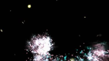 Altın kar tanelerinin dolunayın üstüne düşmesi ve Noel Baba 'nın kızağının Noel ağacı sınırında olması. Noel, kış, şenlik, gelenek ve dijital olarak üretilen video konsepti.