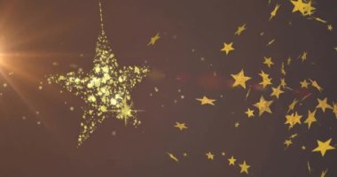 Altın noel yıldızının animasyonu. Altın takılar takıyor ve koyu arkaplanda altın yıldızlar süzülüyor. Noel, kış, şenlik, gelenek ve dijital olarak üretilen video konsepti.