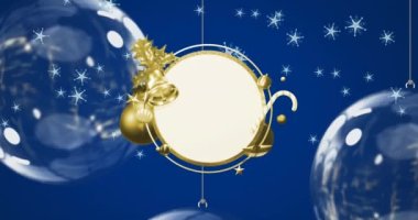Mavi arka planda kayan yıldızların üzerindeki beyaz dairesel tabelanın etrafındaki Noel süslerinin animasyonu. Noel, kış, şenlik, gelenek ve dijital olarak üretilen video konsepti.