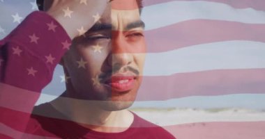 Amerika Birleşik Devletleri bayrağı ve plajdaki melez adamın animasyonu. Amerikan vatanseverliği, çeşitlilik ve gelenek konsepti dijital olarak oluşturulmuş video.