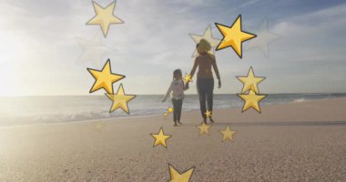 Sahilde, melez bir kadın ve kızının üzerinde yıldızların canlandırılması. Noel, gelenek ve kutlama konsepti dijital olarak oluşturuldu.