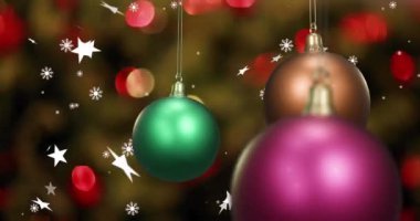 Beyaz yıldızlı parlak noel süsleri ve yanıp sönen sarı ışıkların animasyonu. Noel, kış, şenlik, gelenek ve dijital olarak üretilen video konsepti.