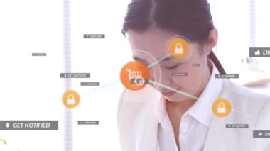 Akıllı telefon kullanan Asyalı kadın üzerindeki simgelerle iletişim ağının animasyonu. Küresel bağlantılar ve dijital arayüz konsepti dijital olarak oluşturulmuş video.
