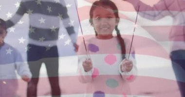 Amerika Birleşik Devletleri bayrağının, elinde maytap tutan melez bir kız yüzünden canlandırılması. Amerikan vatanseverliği, çeşitlilik ve gelenek konsepti dijital olarak oluşturulmuş video.