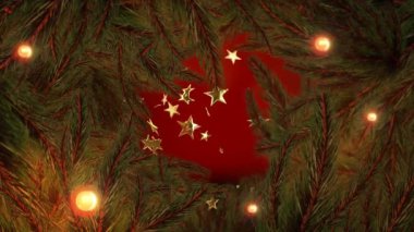 Kırmızı zemin üzerine düşen altın yıldızların animasyonu ve Noel ağacı sınırında ışıklar. Noel, kış, şenlik, gelenek ve dijital olarak üretilen video konsepti.
