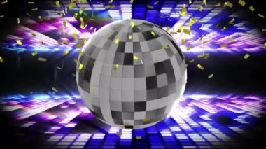 Ayna kürenin üzerine düşen altın konfetilerin ve mor ve mavi disko ışıklarının animasyonu. Noel, yeni yıl, şenlik, parti ve kutlama konsepti dijital olarak oluşturulmuş video.