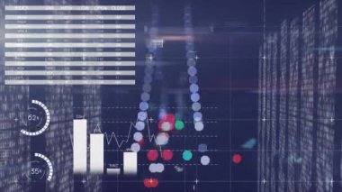 Dünya haritası ve bilgisayar sunucuları üzerinde istatistik ve veri işleme animasyonu. Küresel veri işleme ve bağlantılar konsepti dijital olarak oluşturulmuş video.
