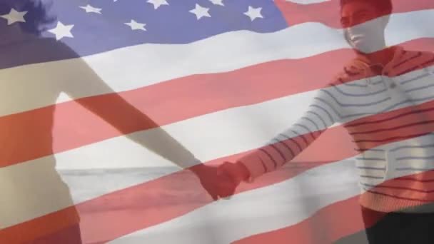 Animatie Van Vlag Van Verenigde Staten Van Amerika Boven Biraciale — Stockvideo