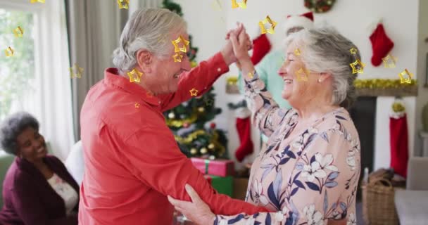 幸せなシニア白人カップルがクリスマスパーティーで踊る上での金の星のアニメーション クリスマス お祭り 伝統とお祝いのコンセプトデジタル生成ビデオ — ストック動画