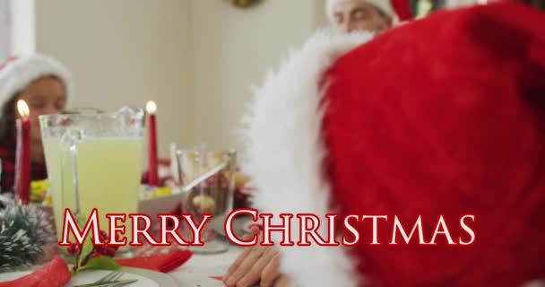 Animação Texto Natal Alegre Sobre Família Caucasiana Feliz Chapéus Papai — Vídeo de Stock