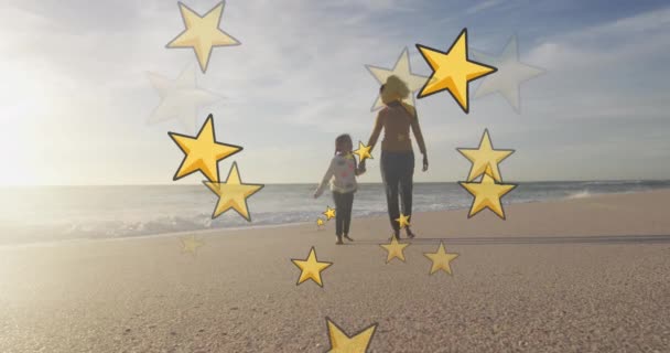 Sahilde Melez Bir Kadın Kızının Üzerinde Yıldızların Canlandırılması Noel Gelenek — Stok video