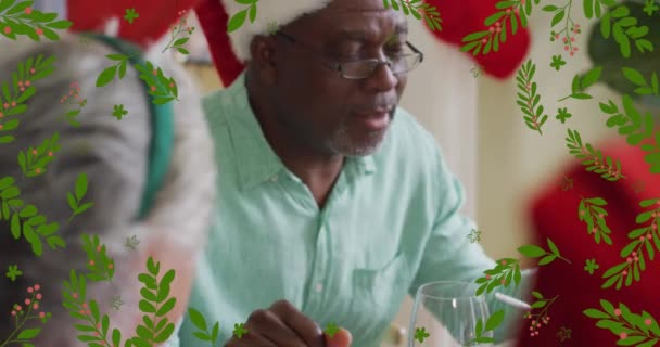 Animação Folhas Verdes Sobre Homem Americano Africano Sênior Chapéu Natal — Vídeo de Stock