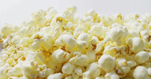 Bild Einer Nahaufnahme Von Popcorn Das Auf Weißem Hintergrund Fällt — Stockfoto