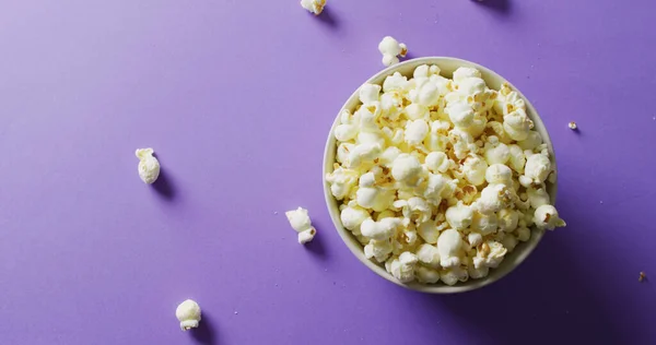 Bild Der Nahaufnahme Von Popcorn Auf Violettem Hintergrund Essens Party — Stockfoto