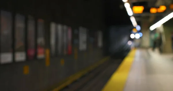 Imagem Sinais Desfocados Iluminação Plataforma Uma Estação Metro Subterrânea Noite — Fotografia de Stock