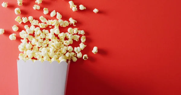 Bild Einer Nahaufnahme Von Popcorn Auf Rotem Hintergrund Essens Party — Stockfoto