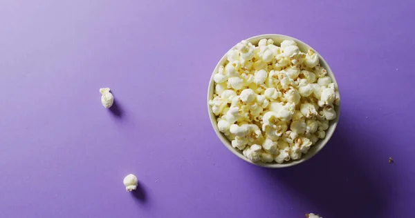 Bild Der Nahaufnahme Von Popcorn Auf Violettem Hintergrund Essens Party — Stockfoto
