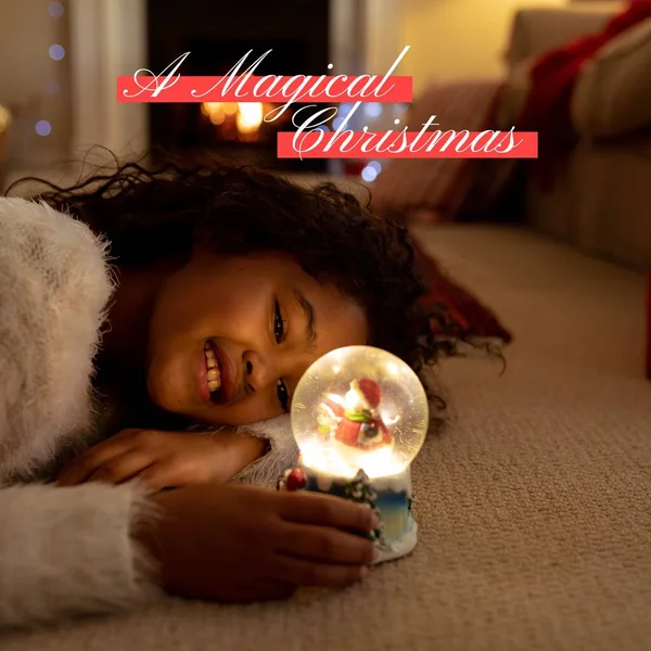 雪の地球とアフリカ系アメリカ人の女の子の上に陽気なクリスマスのテキストの構成 クリスマスとお祝いのコンセプトデジタル生成画像 — ストック写真