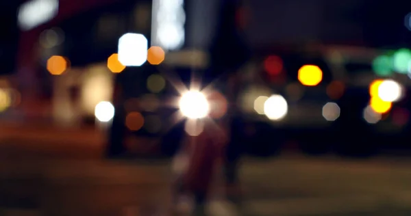 夜に街の通りに集中している交通 ショップ 街路灯のイメージ 都市生活 ナイトライフ 電気と旅行の概念 — ストック写真