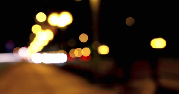 夜の都市道路上の専用の交通信号や街路灯のイメージ 都市生活 ナイトライフ 電気と旅行の概念 — ストック写真